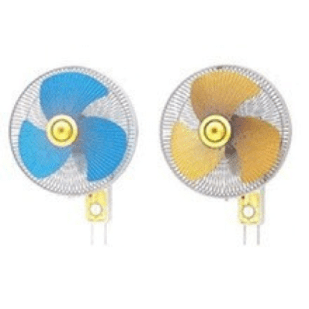 Hai cái quạt treo tường KDK màu xanh dương và màu vàng